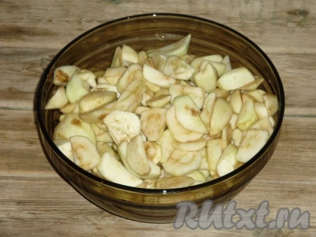 Яблоки очистить от кожуры и семечек, нарезать дольками.&nbsp;
