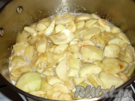 Постоянно помешивая, довести варенье на небольшом огне до кипения, проварить до полного растворения сахара.&nbsp;
