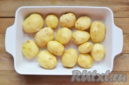 Очищаем картофель. У меня молодой, но можно смело использовать любой другой. Солим его по вкусу.