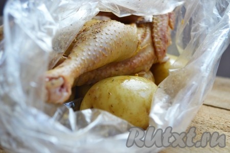 Картошку и домашнюю курицу выкладываем в рукав для запекания. Прокалывать рукав не нужно, ведь в этом и суть приготовления: курица готовится в собственном соку и растопленном жире. А если рукав проколоть, то влажность начнет испаряться и курица станет сухой.