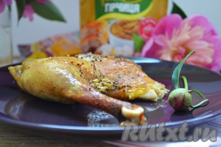 Разрезаем домашнюю курицу, запеченную в духовке в рукаве, на порционные кусочки и подаем на стол.
