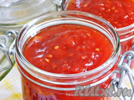 Разлить вкусный и необычный конфитюр из помидоров по стерилизованным банкам, закрыть и остудить. Убрать для хранения в холодильник. Хранится конфитюр, как обычная консервация, около 1 года.
