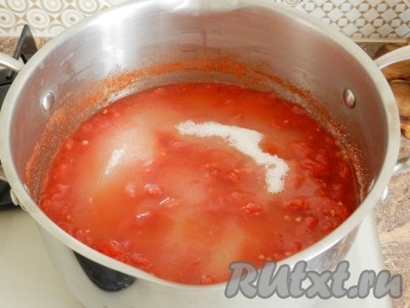 Затем добавить в помидоры сахар, яблочный уксус, лимонный сок, довести до кипения, снова уменьшить огонь до самого минимального и варить еще 40 минут, периодически помешивая. Затем снять с огня, накрыть кастрюлю полотенцем и оставить на 12 часов.