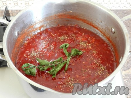 Снова нагреть массу на огне до кипения, добавить сушеные травы. Перемешать и варить еще 20 минут на минимальном огне. Конфитюр из помидоров сильно загустеет, приобретет приятную тягучую консистенцию.
