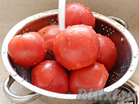 Помидоры вымыть под проточной водой.