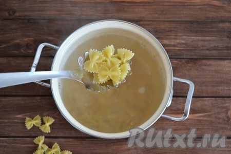 В закипевшую воду всыпаем макароны и отвариваем до готовности, в соответствии с инструкцией на упаковке, но не перевариваем. Сваренные макароны должны быть аl dente ("на зубок"). Количество макарон можно увеличить или уменьшить, это уже дело вкуса. Если любите более густой молочный суп, отварите большее количество макарон.
