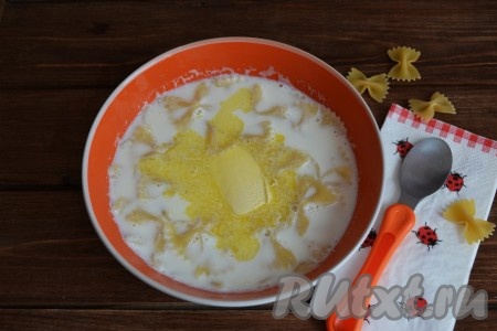 Разливаем молочный суп с макаронами по тарелкам, добавляем масло, разделенное на кусочки, и подаем теплым на стол.
