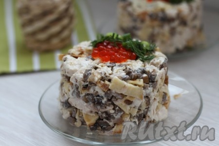 Салат с курицей, грибами и яичными блинчиками готов, можно его подать порционно или выложить в салатник, кому как больше по вкусу.
