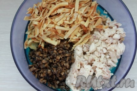 Соединяем грибы, куриное мясо и блинчики.
