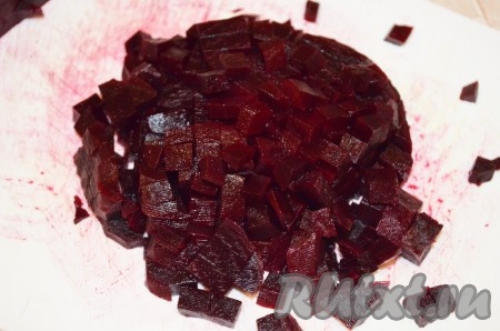 Свеклу тоже нарезать на мелкие кубики.