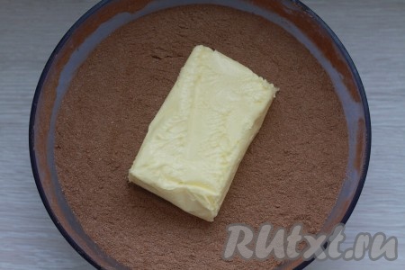 Добавить масло и сгущённое молоко.