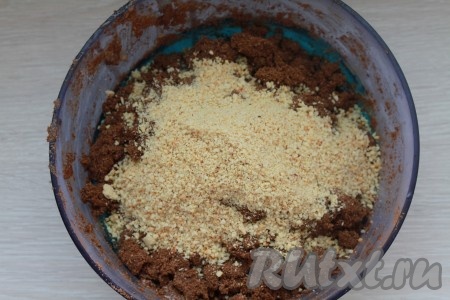 Арахис соединить с шоколадной массой, тщательно перемешать.