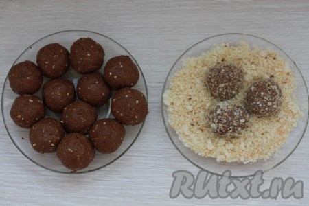 Сформировать шарики из получившейся массы. Затем обвалять каждый шарик в вафельной крошке (очень кропотливая работа).
