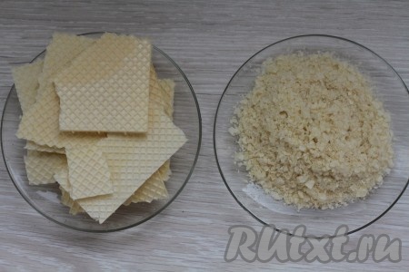 Подготовить вафли для украшения. Вафли также перемолоть в блендере в мелкую крошку. 