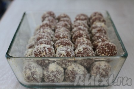 Поставить трюфели из "Малютки" в холодильник на несколько часов, накрыв конфеты фольгой или пищевой плёнкой.