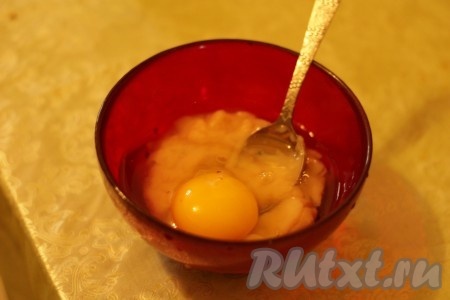 Пюре цветной капусты смешать с яйцом. 