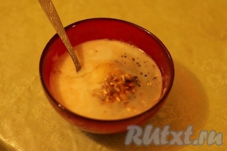 Добавить молоко, тертый чеснок, соевый соус и перец. 