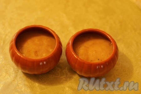 Наполнить формочки для запекания полученной массой. 