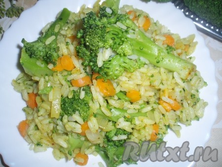 Вкусный, полезный рис с брокколи и болгарским перцем подаём к столу.
