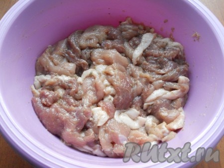 Далее, частями вливая ледяную воду, вымешивать фарш. Мешать нужно минут 10 и интенсивно. В итоге фарш должен получиться липким и довольно вязким. Накрыть посуду с фаршем крышкой и поместить в холодильник на 1 сутки.