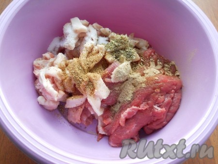 Добавить нитритную и обычную соль, кориандр, перец, майоран и сушеный чеснок. Нитритную соль можно приобрести только в Интернет-магазинах, она нужна для придания готовой колбасе колбасного вкуса и цвета. Эта соль в составе колбас повышает срок хранения готовой колбасы, а также не дает бактериям развиваться в сыром мясе. Нитритная соль совершенно безопасна для здоровья, так как нитрита натрия в составе соли содержится всего 0,5-0,6%, остальное - обычная поваренная соль. Все колбасы промышленного производства содержат в обязательном порядке данную нитритную соль.