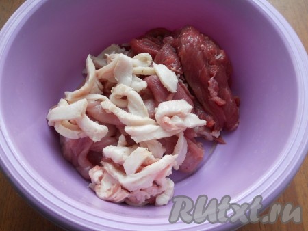 Таким же образом нарезать и подмороженное сало - пластинами чуть покороче. Добавить сало к мясу.