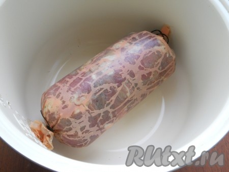 Оболочку замочить в теплой воде минут на 5. Наполнить оболочку фаршем плотно, края тщательно перевязать крепкой нитью. Образовавшиеся пустоты на батоне колбасы проколоть иголкой. Коллагеновую оболочку можно заказать в Интернет-магазинах. Если же ее нет, выход можно найти! Сложите пергамент вдвое, смочите его водой, отожмите. Разместите на пергаменте фарш и плотно зафиксируйте края. Поместите батон с фаршем в 2 целлофановых пакета, завяжите (удалив воздух). Оставить колбасу при комнатной температуре на 1-2 часа. После этого поместить в чашу мультиварки. Залить холодной водой, чтобы она полностью покрывала батон колбасы. Выставить режим "Мультиповар" на 3 часа, температура - 82 градуса.
