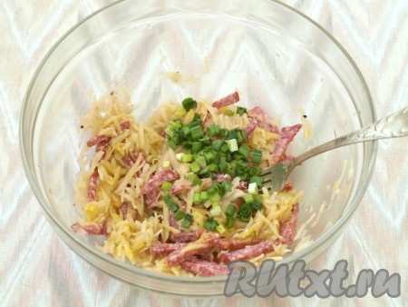 Нарезать соломкой (или на кубики) колбасу. Вымыть, мелко нарезать зелёный лук (или другую свежую зелень). Колбасу и зелёный лук добавить к картофельной массе, посолить по вкусу, перемешать.