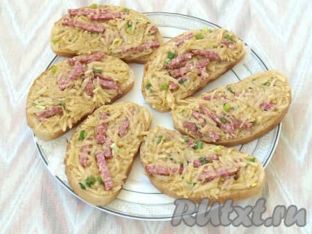 Полученную массу намазать на хлеб.
