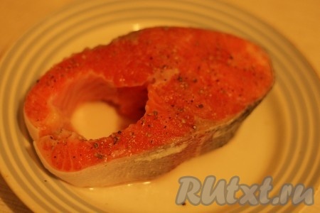 Натереть этой смесью стейк с двух сторон. 