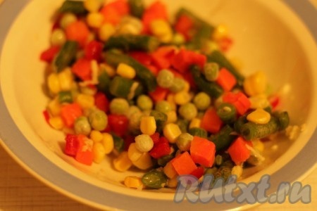 Овощи разморозить и смешать с тертым чесноком.