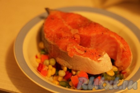 В форму от риса (можно и в тарелку с толстыми стенками, она выдерживает нагрев от пара) выкладываем овощи, а сверху рыбу. 