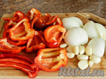 Очистить перец от семян, лук и чеснок от кожуры. Нарезать произвольно.