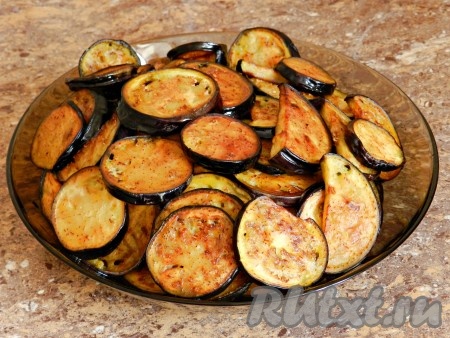 Баклажаны жарить до легкой золотистой корочки.