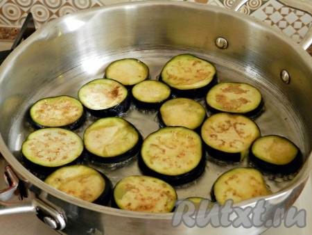 Пока варится соус, баклажаны промыть под проточной водой, слить воду, баклажаны слегка отжать и обжарить на растительном масле с двух сторон.
