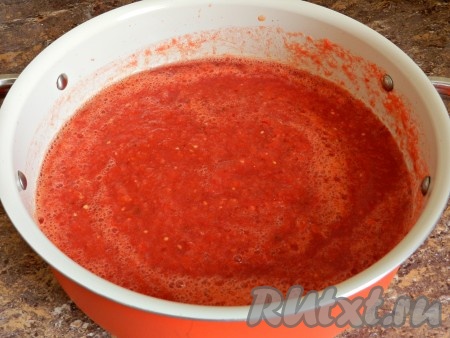 Все овощи, кроме баклажанов, пропустить через мясорубку. Получится около двух литров овощного пюре. Поставить кастрюлю с овощным пюре на медленный огонь и довести до кипения, периодически помешивая.