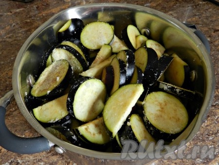 Нарезанные баклажаны пересыпать солью.
