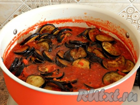 Затем выложить в соус обжаренные баклажаны.