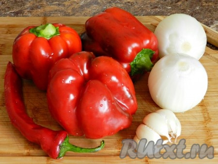 Приготовить лук, болгарский и острый перцы, чеснок.
