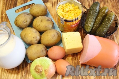 Подготовить продукты. Картошку сварить в мундире и остудить. Варёную колбасу можно заменить любыми колбасными изделиями. 
