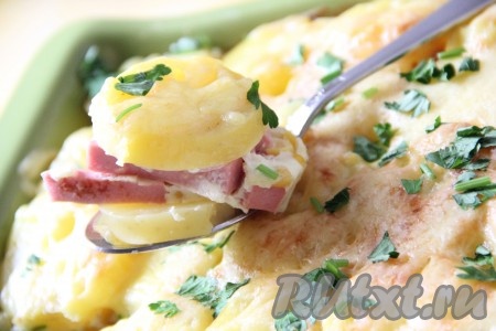 Подать вкусную, сытную запеканку из картошки с колбасой в горячем виде. По желанию перед подачей можно посыпать запеканку свежей рубленной зеленью.
