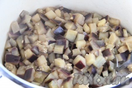 Отдельно смешать все компоненты для маринада и довести его до кипения. В кипящий маринад выложить нарезанные баклажаны, довести до кипения и варить на небольшом огне 10 минут при постоянном помешивании. Варить, пока баклажаны не поменяют цвет.&nbsp;
