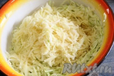 Натереть картофель на крупной тёрке. В глубокой миске перемешать картофель с кабачком, если жидкости много, то лучше её отжать.