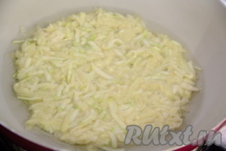  В сковороду влить растительное масло. Выложить пару столовых ложек овощной массы в сковороду и аккуратно сформировать круглый блинчик.