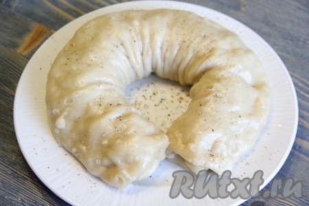 Готовый ханум выложить на плоскую тарелку и посыпать молотым перцем. Аналогично приготовить второй ханум.