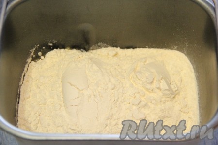 Затем всыпать муку, добавить соль, выставить режим "Замес теста" и после замешивания (смешивания всех ингредиентов) сразу вынуть тесто.
