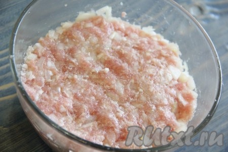 Соединить мясной фарш с луком. Добавить соль и специи. Хорошо вымесить фарш.

