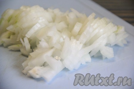 Пока наше тесто "отдыхает", приготовить начинку. Лук очистить и нарезать на мелкие кубики.