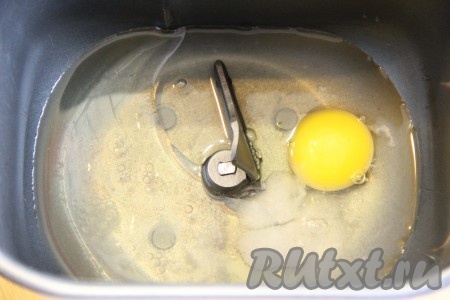 Замес теста можно сделать и вручную, и с помощью хлебопечки. Я замес теста сделала в хлебопечке. Влить в ведёрко воду и масло. Добавить яйцо.
