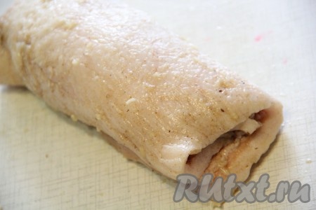 Свернуть сало в плотный рулет.